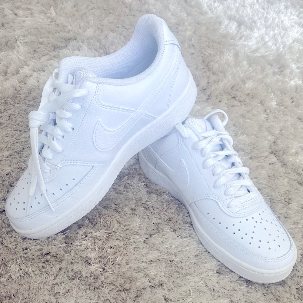 Women’s White Nike Low Court **Like New**
